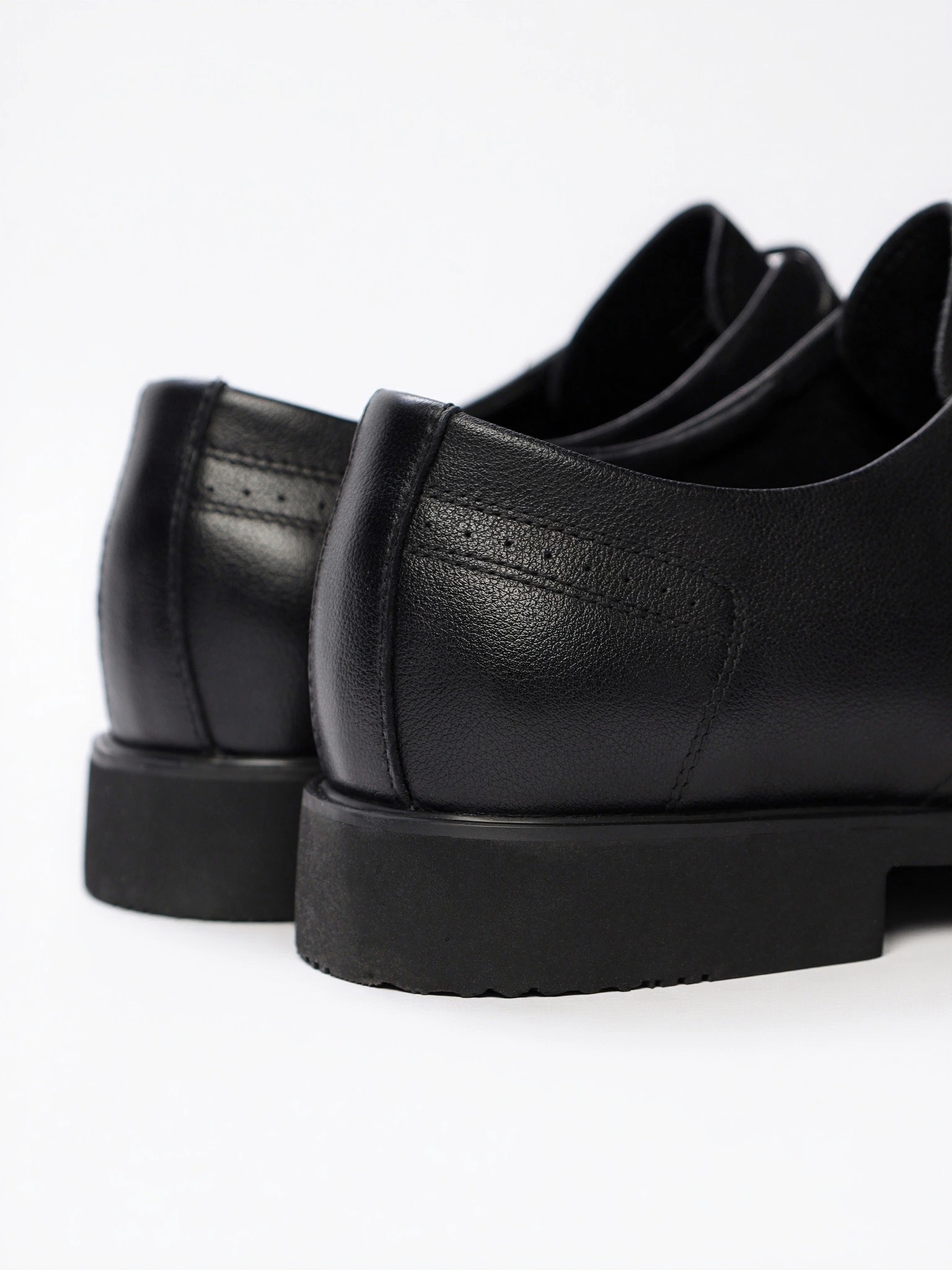 Туфли-дерби черного цвета на низком каблуке